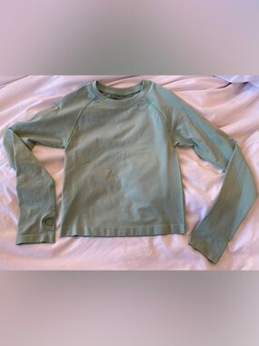 Mint Green Long Sleeve Workout Top. BRAND NEW. stretchy material